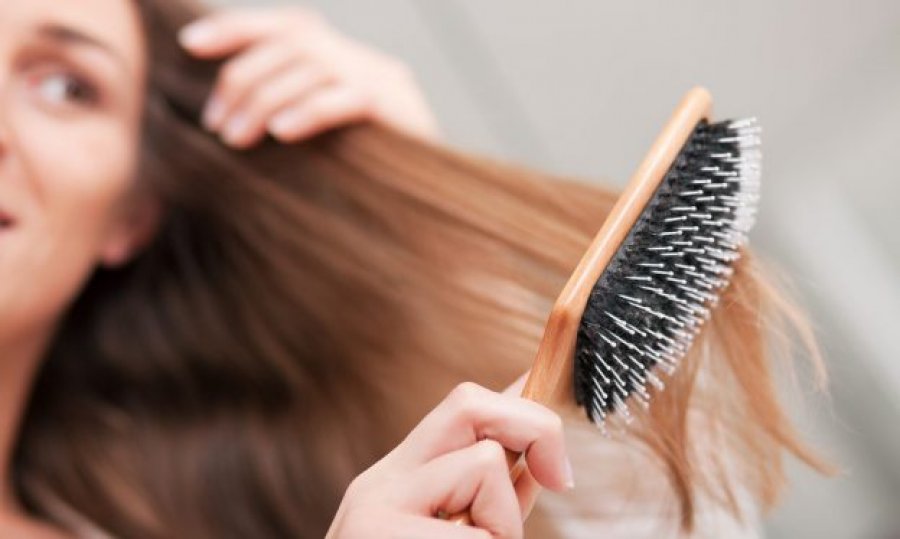 A është e dëmshme t’i krihni flokët kur janë të lagur dhe cili është lloji më i mirë i krehrit? Profesionistët thonë se…