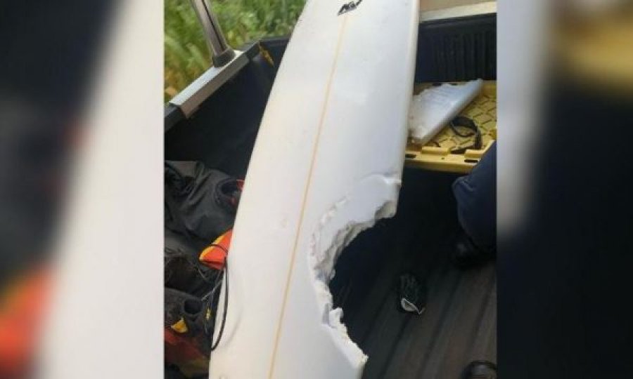 E rëndë, sërfisti sulmohet për vdekje nga peshkaqeni