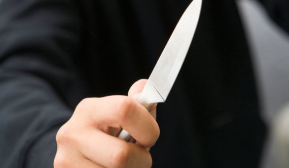 Një vajzë e mitur në Mitrovicë theret me thikë nga motra e saj