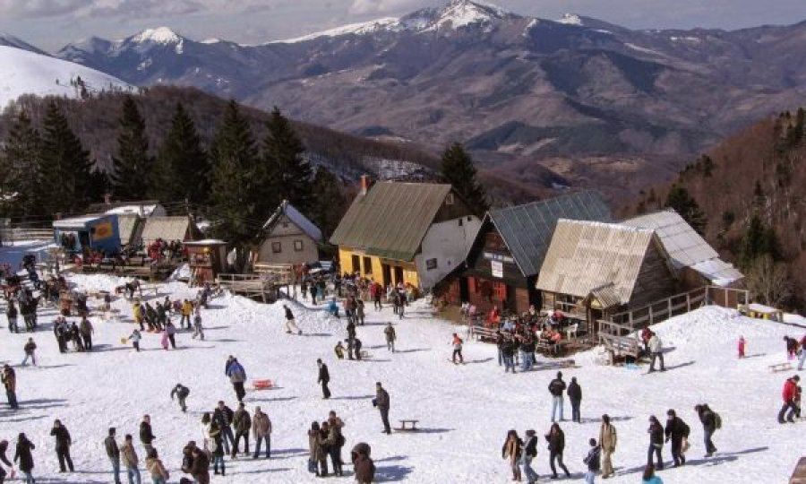 Kohë pandemie, qindra qytetarë ia mësyejnë Brezovicës