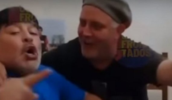 Publikohet një video e Maradonës duke pirë dhe tymosur pak para operacionit në tru