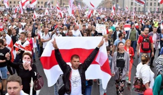 Mijëra bjellorusë protestojnë përsëri kundër Lukashenkos