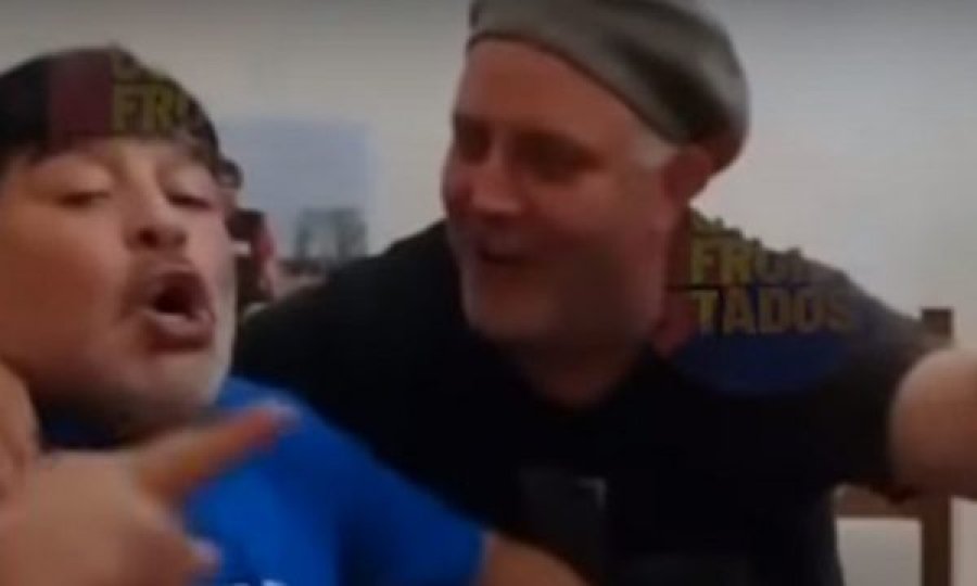 Publikohet një video e Maradonës duke pirë dhe tymosur pak para operacionit në tru