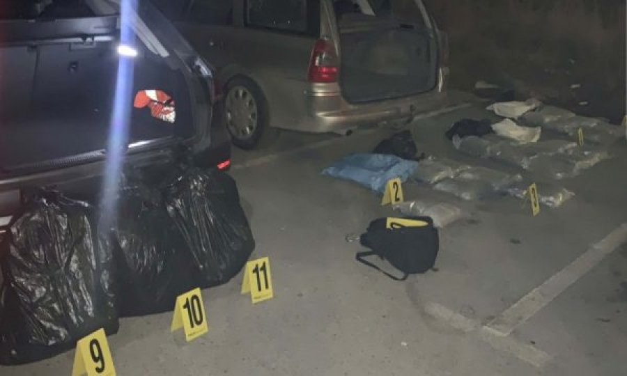 Policia i kap mbi 50 kg drogë në Prishtinë, i zë tre persona duke e shkëmbyer në parking