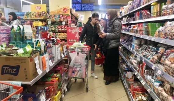 Dikush po ua paguan borxhet në dyqan të gjithë fshatit, askush nuk e njeh