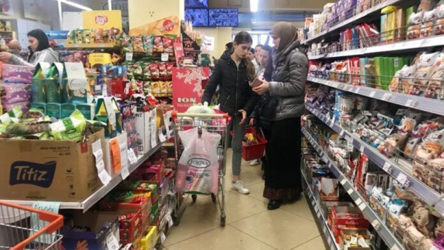 Dikush po ua paguan borxhet në dyqan të gjithë fshatit, askush nuk e njeh
