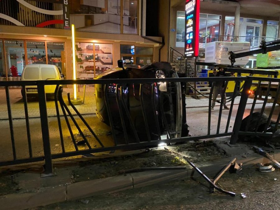 Vetaksident në Fushë Kosovë, vetura rrokulliset në mes të rrugës