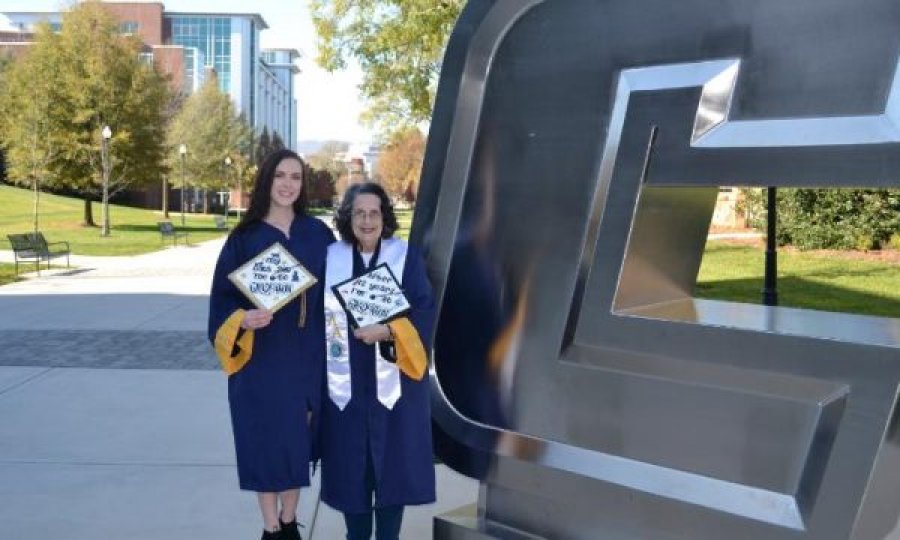 74-vjeçarja diplomohet në të njëjtën ditë me mbesën e saj