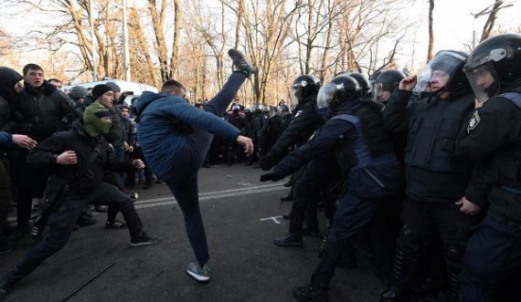 40 oficerë policie mbesin të plagosur nga përplasja në Ukrainë