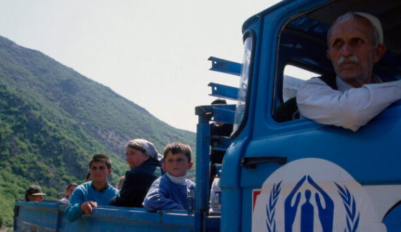UNHCR publikon një fotografi të rrallë të refugjatëve kosovarë, të dëbuar në Shqipëri