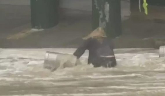 Gruaja rrezikon jetën për t’i shpëtuar nga vërshimet fuçitë e birrës