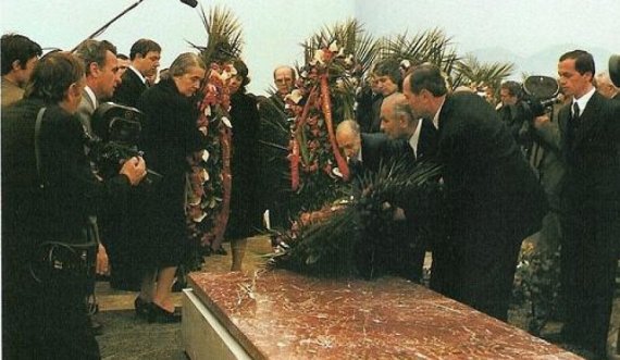 Si u nxor nga varri Enver Hoxha, në vitin 1992