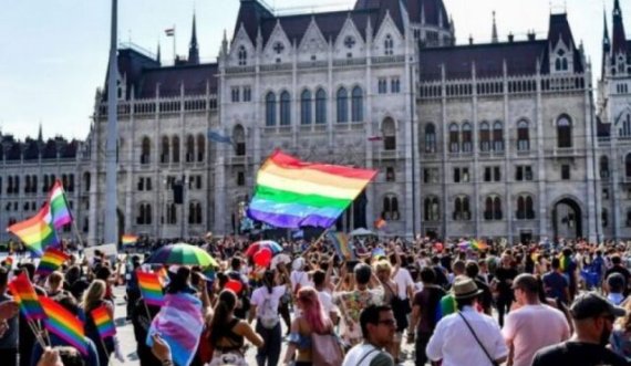 Hungaria miraton ligjin që ua ndalon homoseksualëve birësimin e fëmijëve
