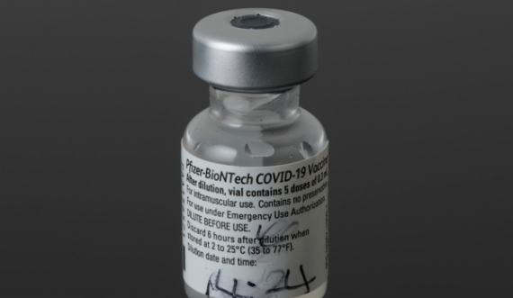 Shishja e parë e vaksinës anti-COVID do të vendoset në muze