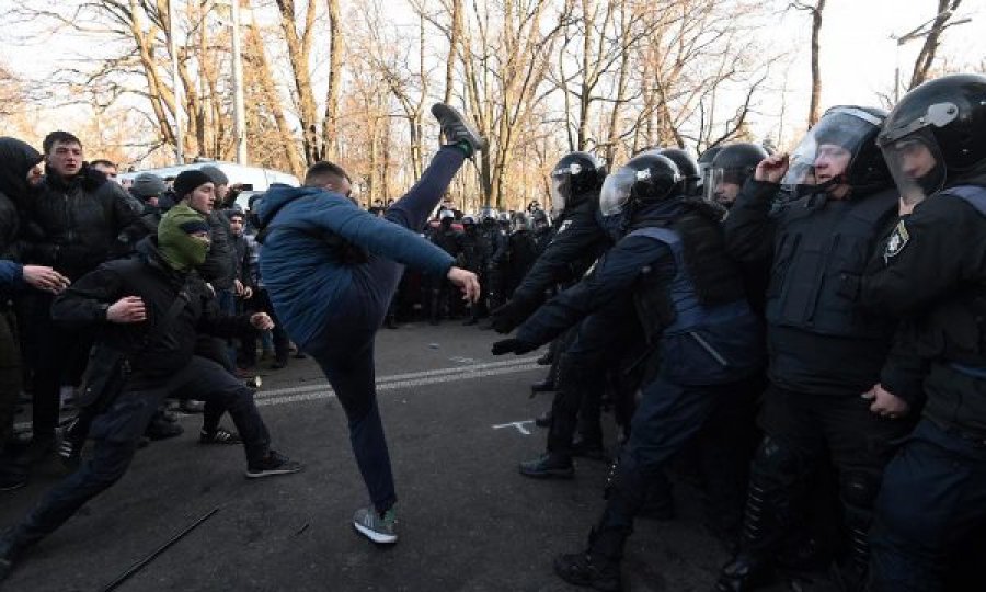 40 oficerë policie mbesin të plagosur nga përplasja në Ukrainë