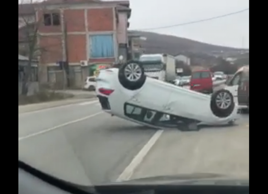 Rrotullohet një veturë në magjistralen Prishtinë – Gjilan