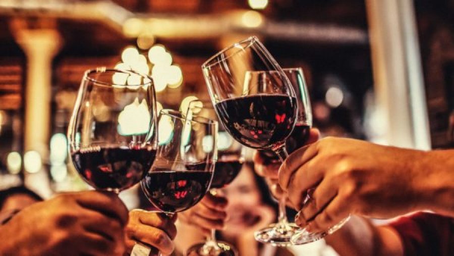 Alkooli për festa: Ja disa truke si të pimë me mend në kokë
