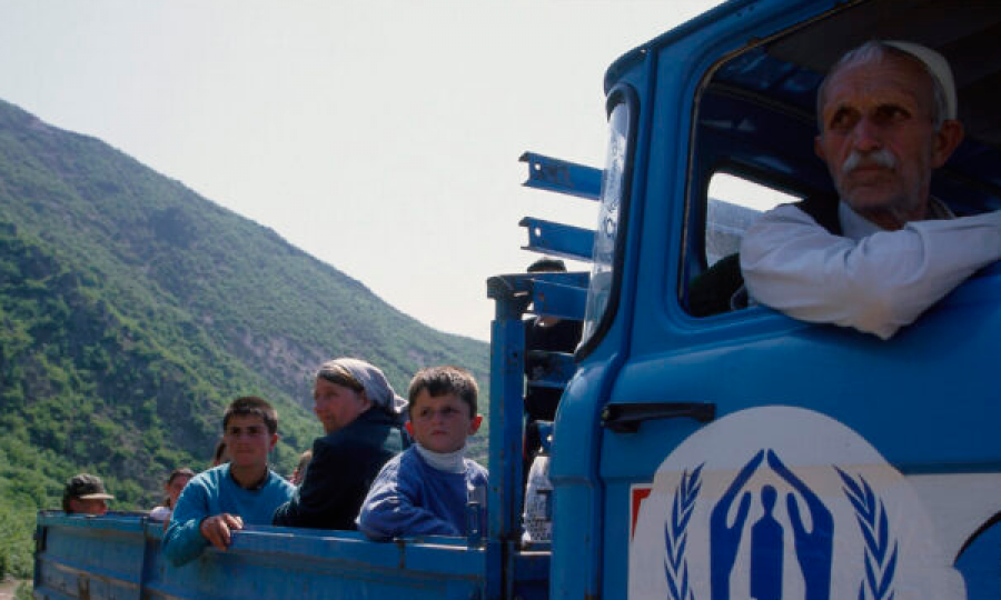 UNHCR publikon një fotografi të rrallë të refugjatëve kosovarë, të dëbuar në Shqipëri
