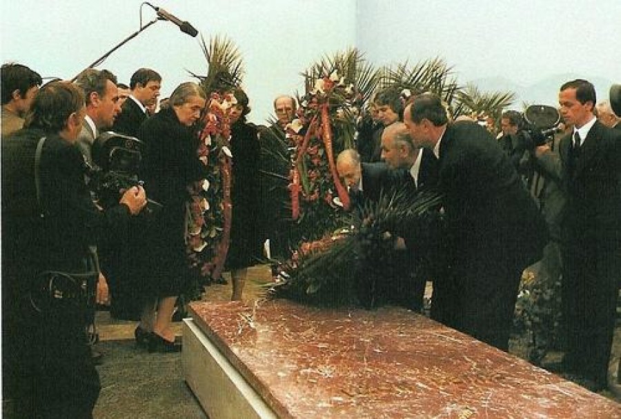 Si u nxor nga varri Enver Hoxha, në vitin 1992