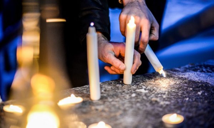Ndezën qirinjë për 18-vjeçarin e vrarë në Podujevë