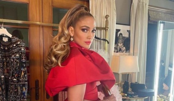 Ne nuk e njohim këtë artist shqiptar, por Jennifer Lopez po