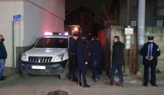 Detaje të reja nga tragjedia në Prizren, në shtëpinë ku u gjetën të vdekur babë e bijë ishte edhe një person