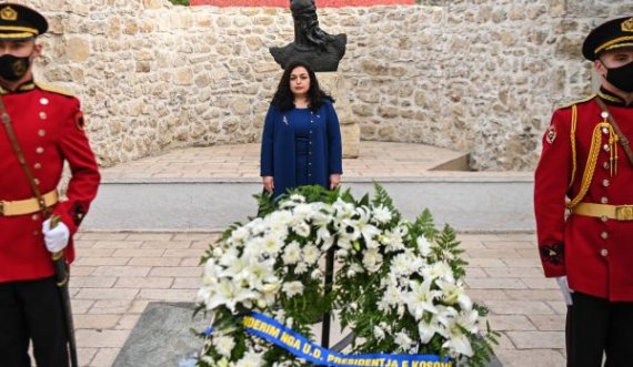 Vjosa Osmani nis vizitën në Shqipëri me homazhe te Memoriali i Skënderbeut në Lezhë