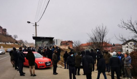Tensione në Novi Pazar, persona të armatosur nuk lejojnë ndërtimin e një qendre islamike