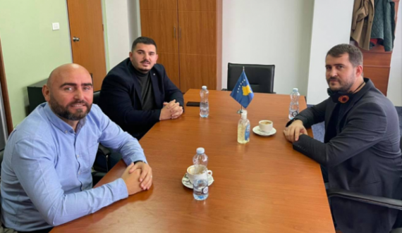 Mergim Lushtaku takohet me përfaqësues shqiptarë të Graçanicës, iu premton garantim të të drejtave të tyre