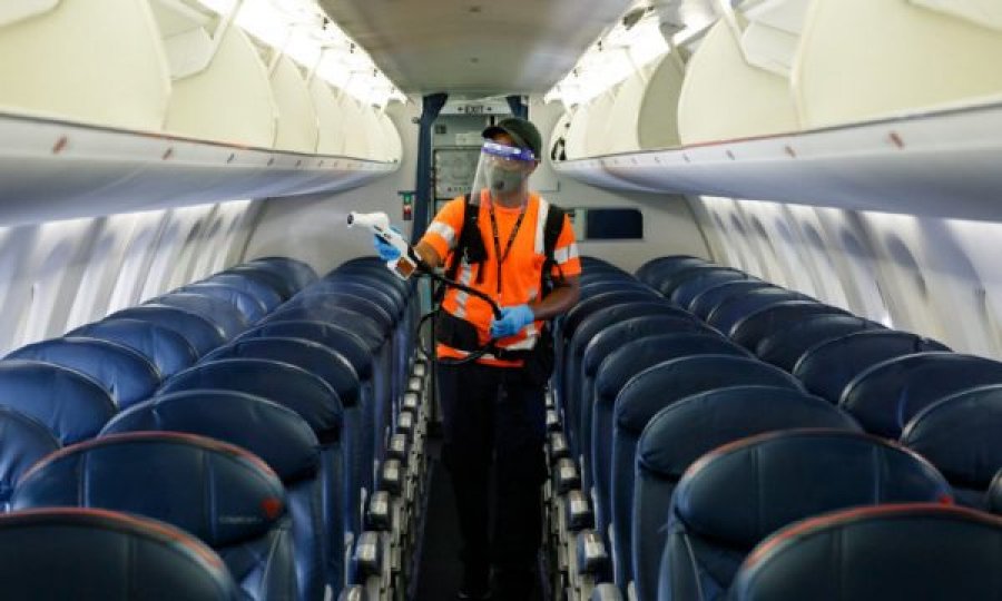 Ekspertët: Aeroplanët pas pandemisë duhet të monitorohen