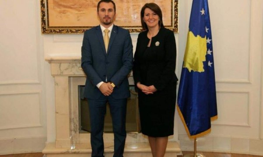 Zyrtari i PDK-së: Vjosa Osmani ka mbetur nën hije të ish-presidentes Jahjaga