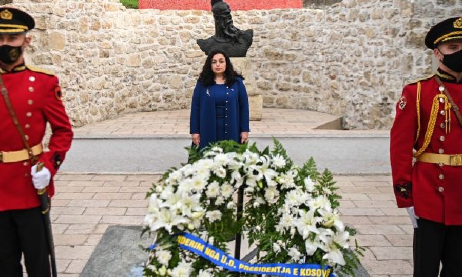 Vjosa Osmani nis vizitën në Shqipëri me homazhe te Memoriali i Skënderbeut në Lezhë