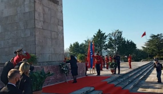 Vjosa Osmani bën nderime tek Varrezat e Dëshmorëve të Kombit në Tiranë