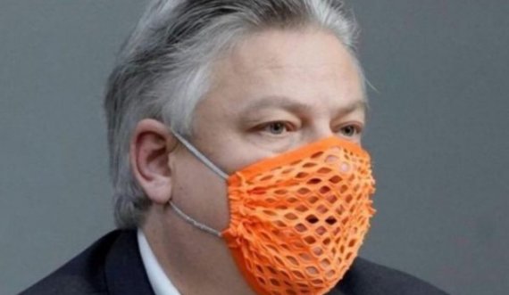 Mbante maskë me vrima në shenjë proteste, deputeti gjerman shtrohet në spital
