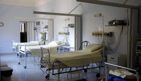 E çuditshme: Anglia tani ka më shumë shtretër të lirë në spitale se tash një vit