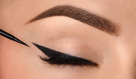  Gabimet që duhet t'i shmangni gjatë aplikimit të 'eyeliner'-it