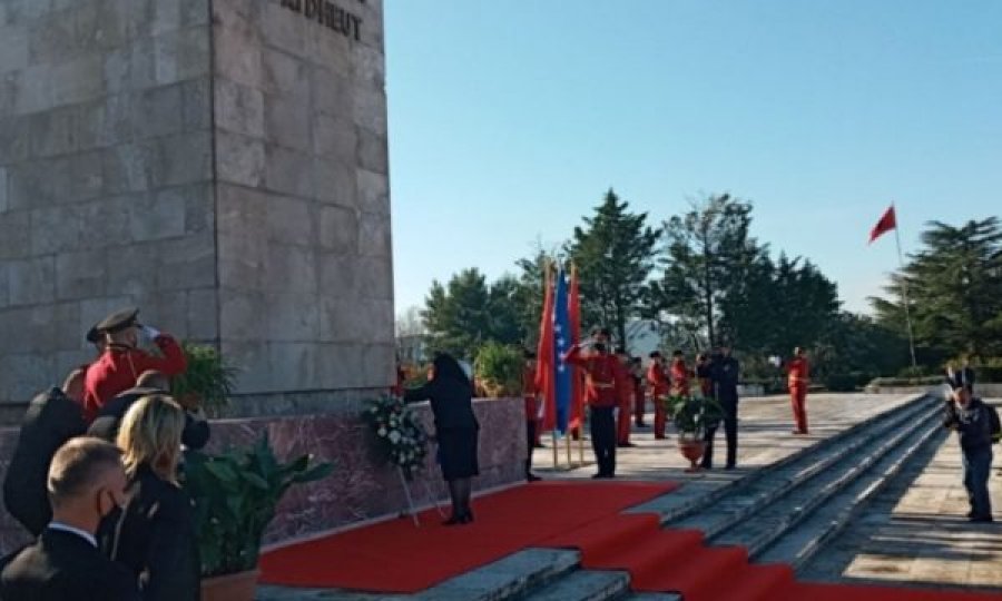 Vjosa Osmani bën nderime tek Varrezat e Dëshmorëve të Kombit në Tiranë