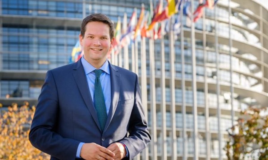 Eurodeputeti austriak kritikon kolegun e tij: Politikanët që mendojnë se Kosova është shtet i dështuar janë pakicë