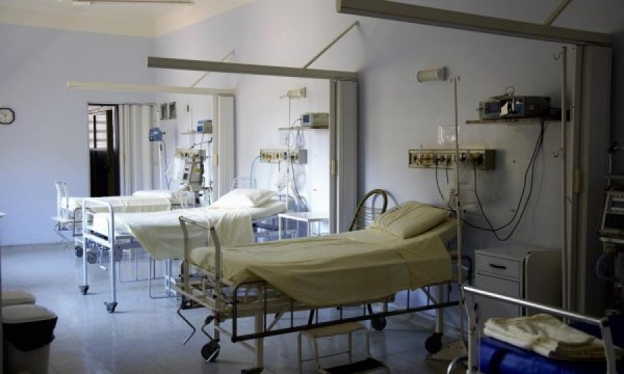 E çuditshme: Anglia tani ka më shumë shtretër të lirë në spitale se tash një vit