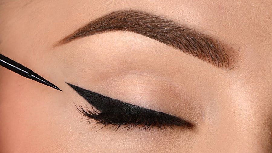  Gabimet që duhet t'i shmangni gjatë aplikimit të 'eyeliner'-it