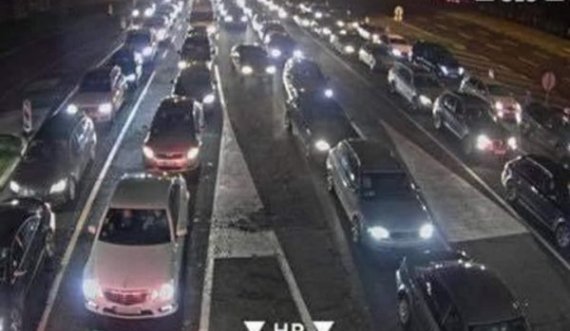 Mërgimtarët drejt Kosovës, krijohen kolona të gjata në pikat kufitare në veri