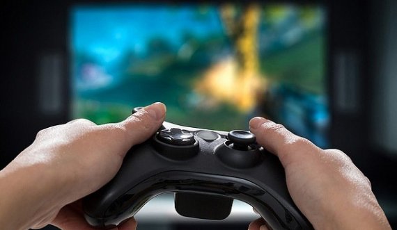 Djali harxhon 16 mijë dollarë në video-lojëra, nëna akuzon krijuesit e lojërave për ‘taktika grabitqare’