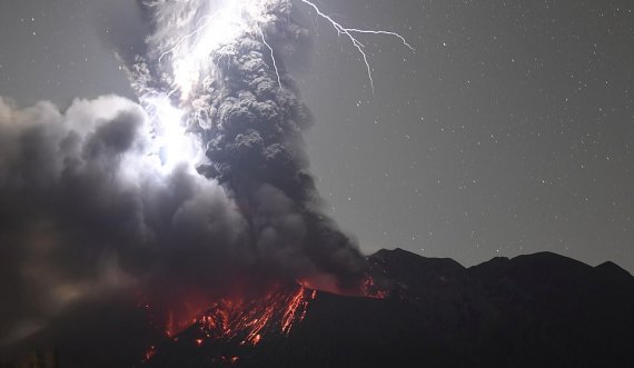 Përballja e titanëve të natyrës: Reja e vullkanit goditet nga vetëtima