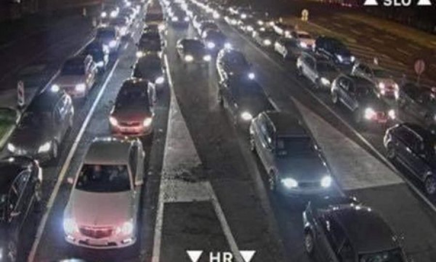 Mërgimtarët drejt Kosovës, krijohen kolona të gjata në pikat kufitare në veri