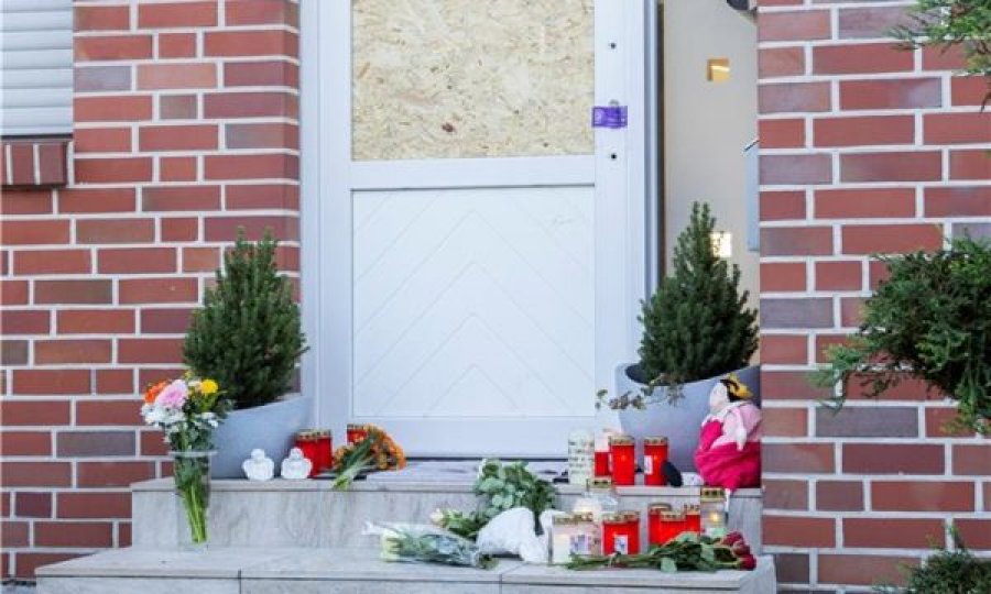 Pas tragjedisë së familjes kosovare, gjermanët vendosin lule tek dera e shtëpisë