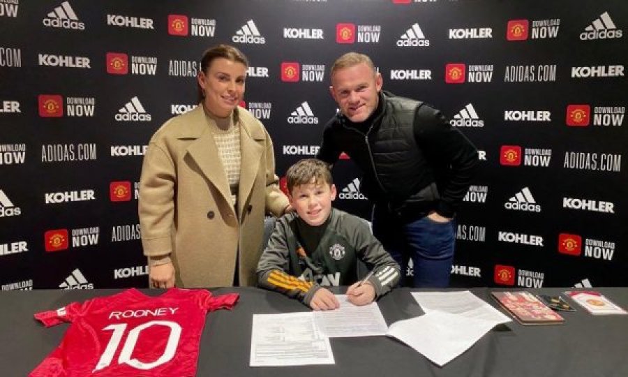 I biri i Rooneyt nënshkruan me Manchester United