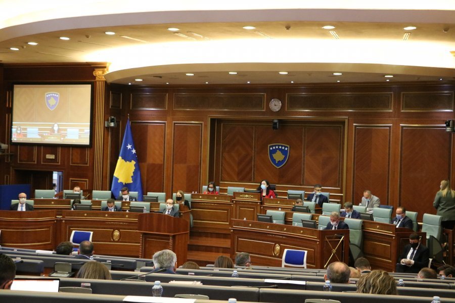 'Jashtë, jashtë' Ndërpritet seanca e Kuvendit pas futjes së Driton Selmanajt në sallë