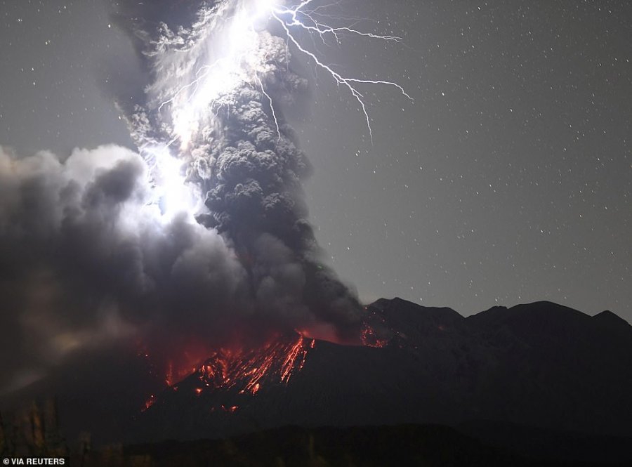Përballja e titanëve të natyrës: Reja e vullkanit goditet nga vetëtima