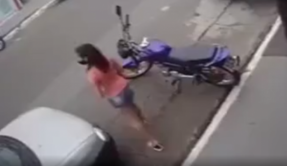 Momenti kur 15-vjeçari shpëton motrën e vogël nga përplasja e makinës