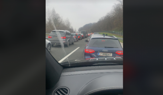 Kolona të gjata deri në 50 km në kufirin Slloveni-Kroaci, kosovarëve nuk po ju lejohet dalja nga autostrada